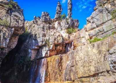 Individualreisen Südafrika: Berg-, Wasserfall- und Landschaftskulissen entlang der Beaverlac Camping & Hiking Exkursion.