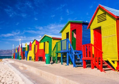 Individualreisen Südafrika: Bunte Strandhäuser.