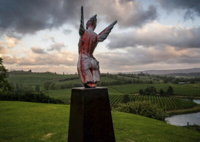 Individualreisen Südafrika: Skulptur von Louis Chanu – Blick über das Elgin Valley: Elgin ist ein üppiges Land, umgeben von Bergen in der Region Overberg. Das Hochlandtal liegt etwa 70 km südöstlich von Kapstadt, direkt hinter den Hottentots Holland Mountains.