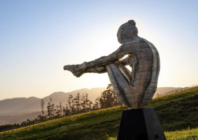 Individualreisen Südafrika: Skulptur von Louis Chanuim Elgin Valley. Bekannt ist die Region vor allem als Herkunftsland von Äpfeln, aber auch eine Weinregion, welche geografisch zum Distrikt Overberg zählt.